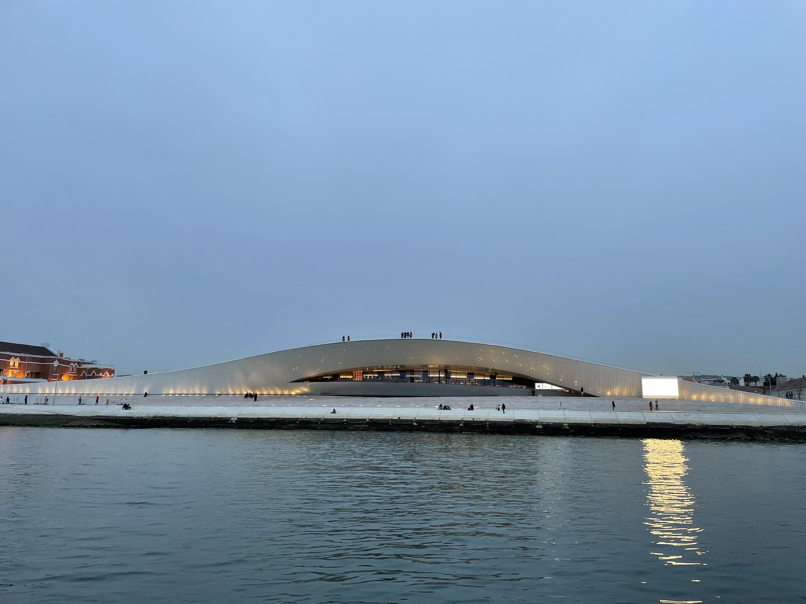 里斯本娱乐-Boat Me Up