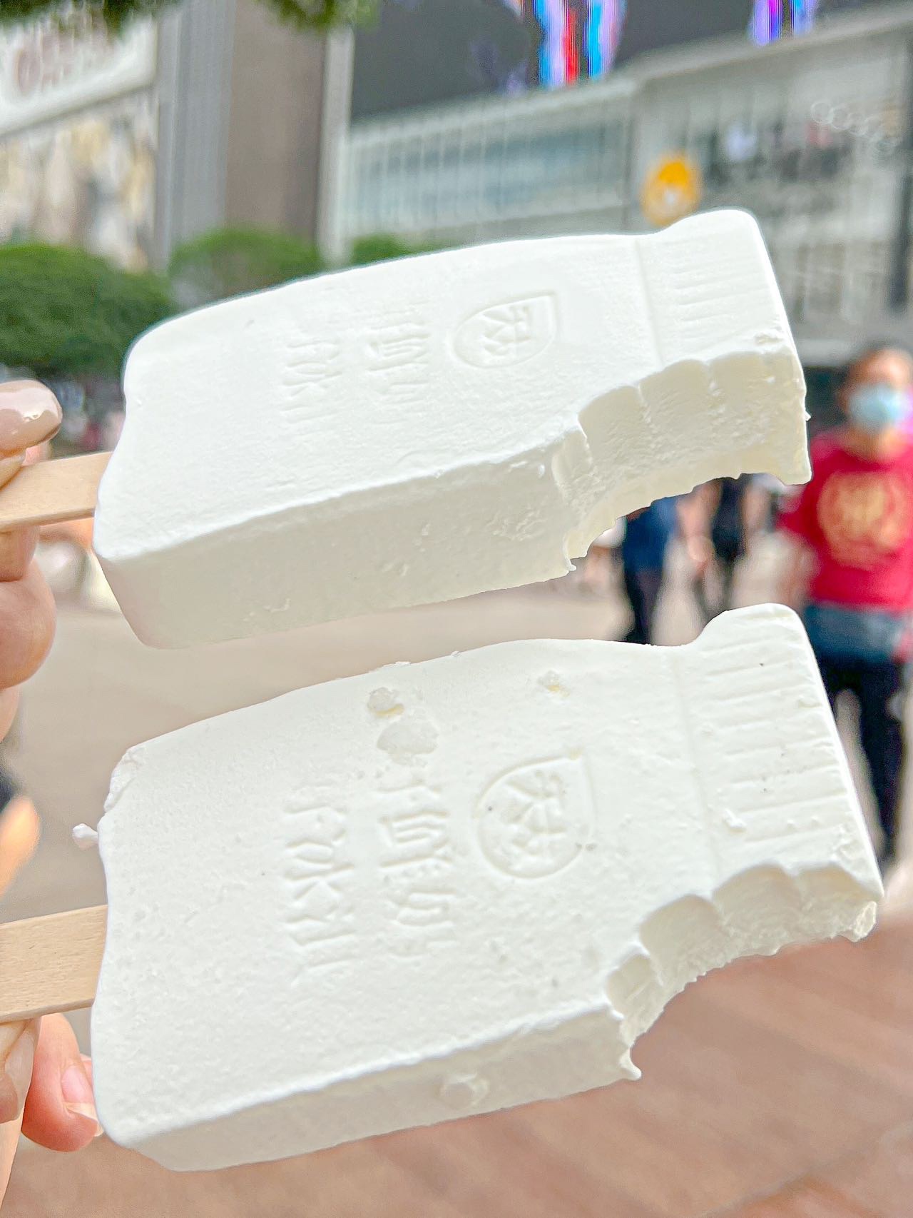 真的好喜欢这个小奶瓶啊! 在天友店里随手拿的一块小奶瓶冰