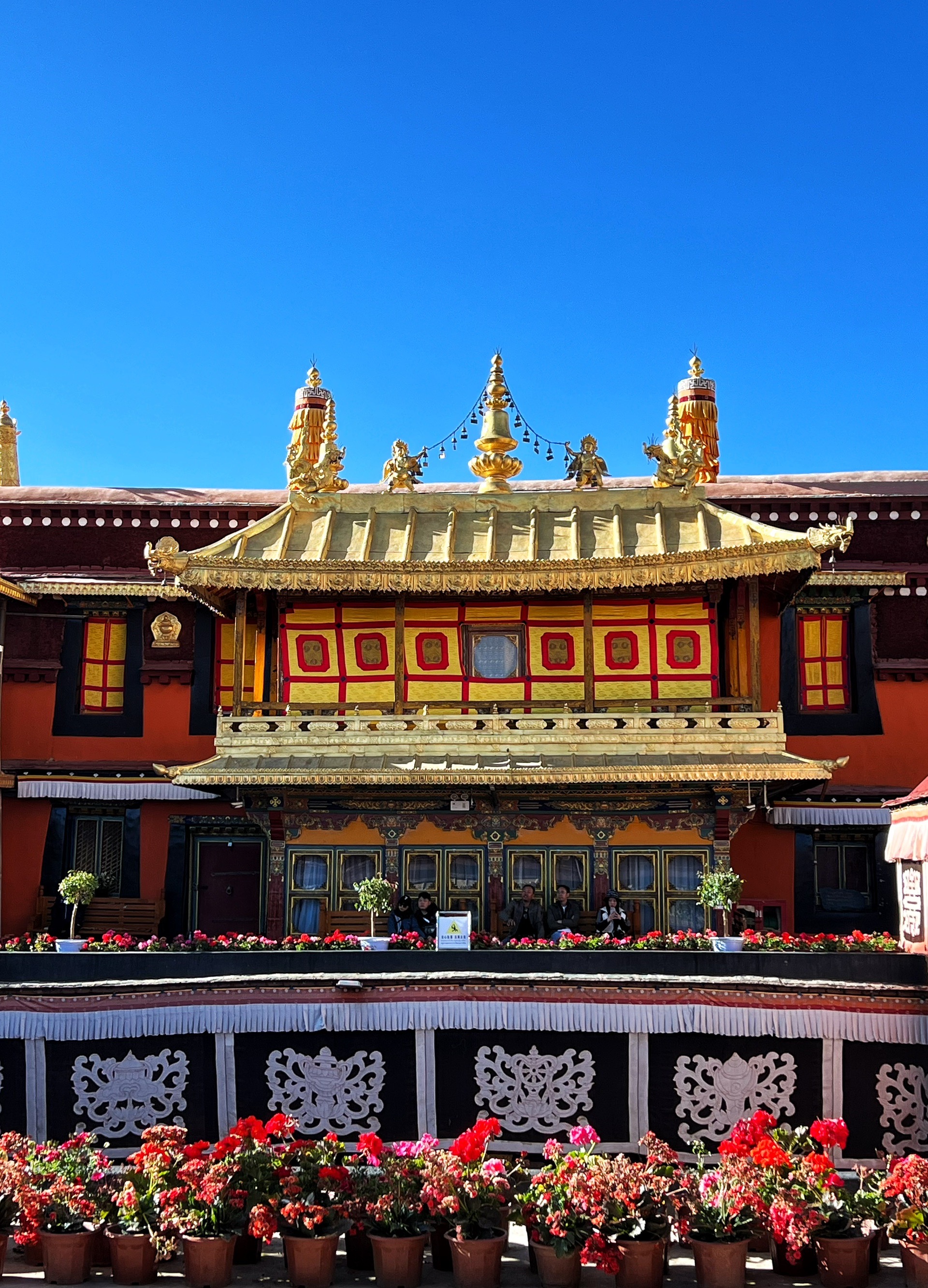 📝-大昭寺-
藏传佛教信徒朝圣的终点,五体投地的朝拜者一个接一个的