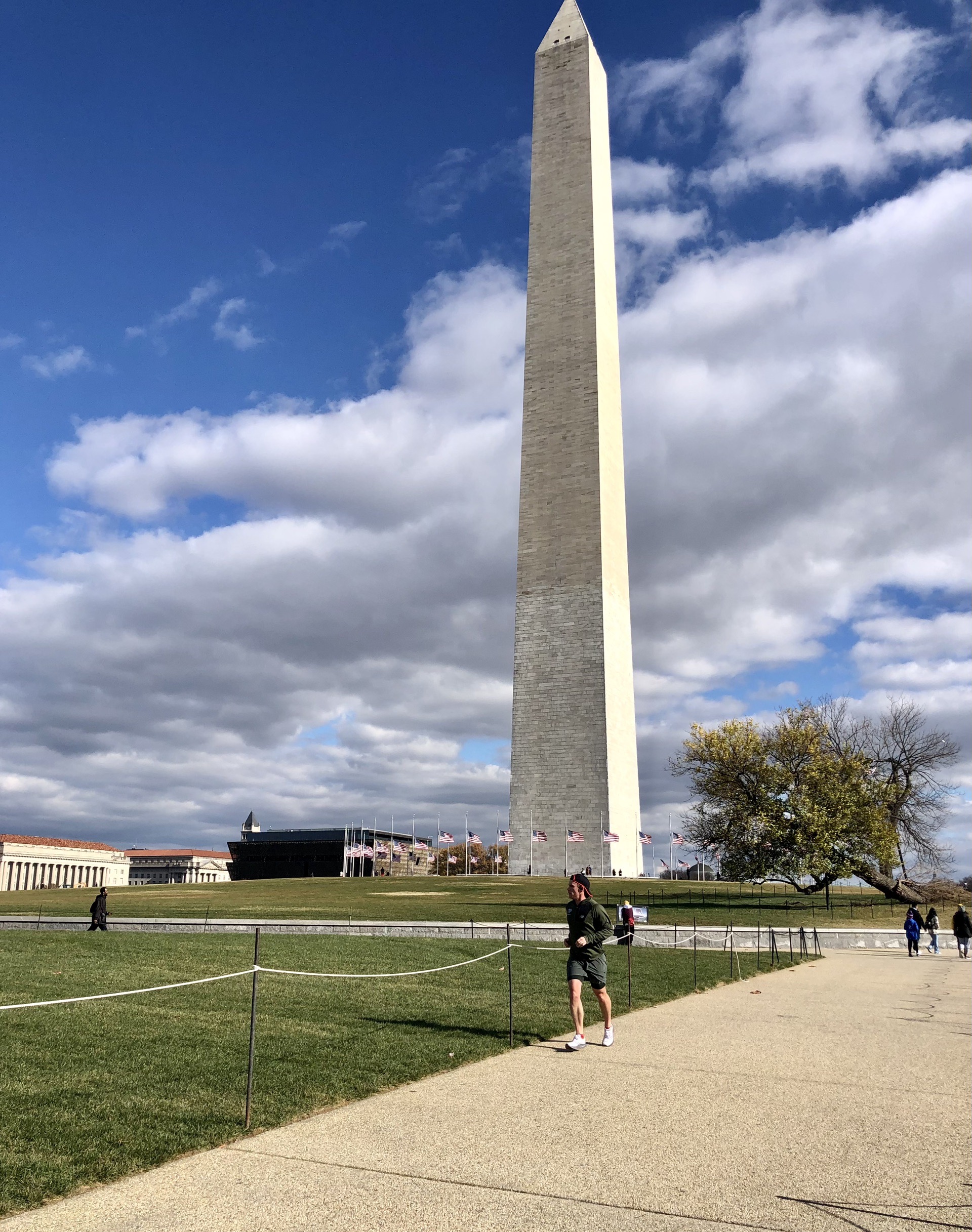 华盛顿纪念碑是美国华府的地标,为纪念美国总统乔治华盛顿而建造,石碑
