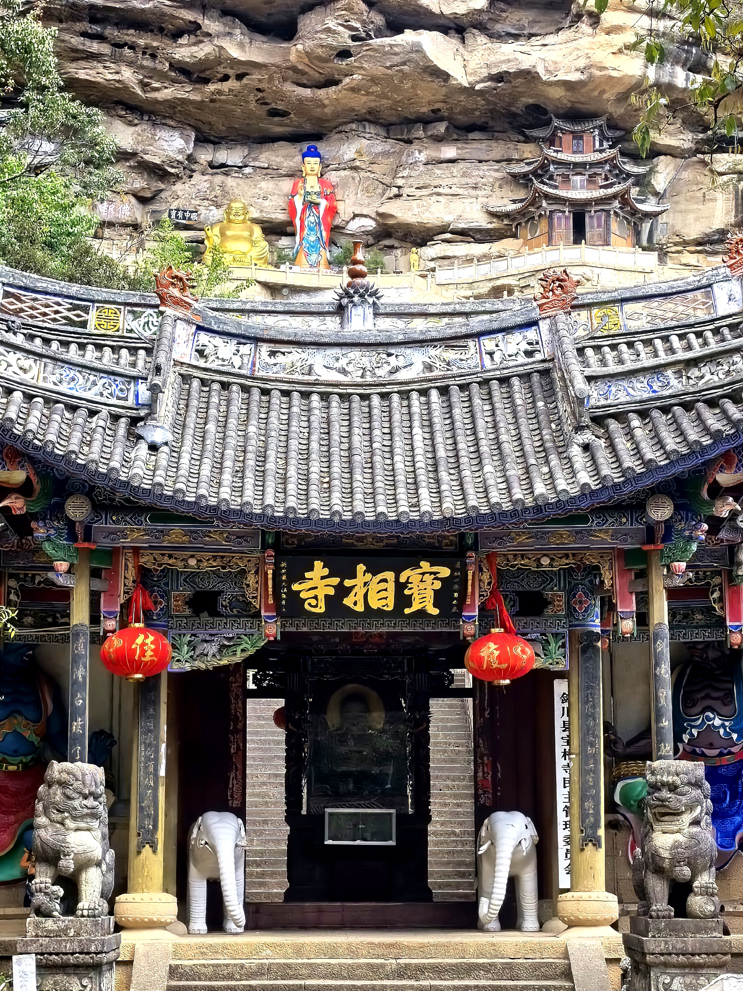 参观过了心心念念的石钟寺石窟之后,搭乘摆渡车继续去往第二站宝相寺
