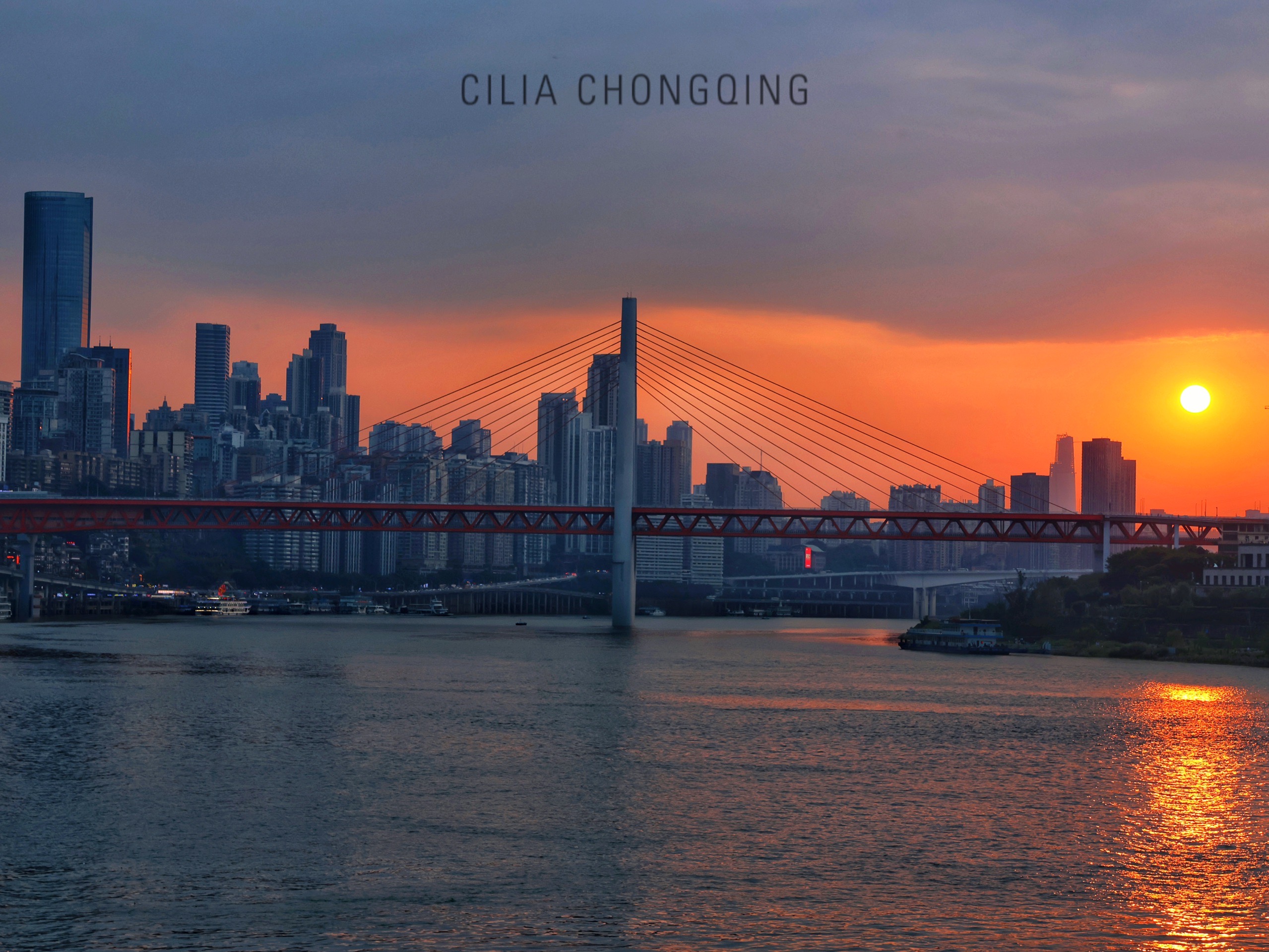 4～5点的时候有点蓝天就可以冲一下
·
日落的方向是千厮门大桥那边