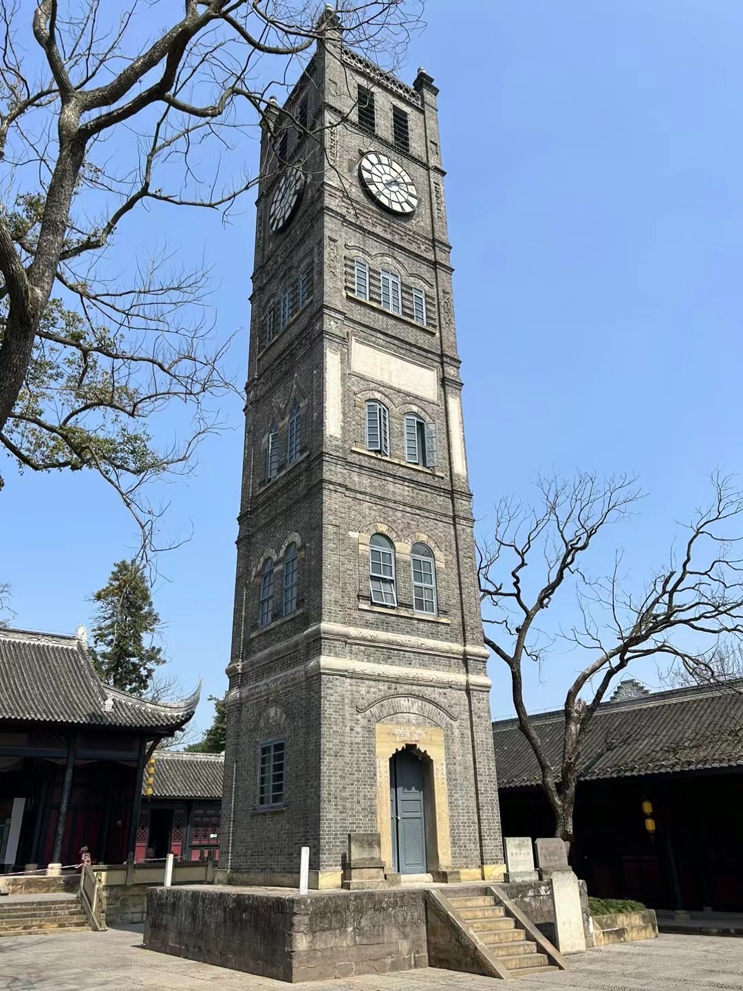 之五十四)  富顺钟鼓楼位于自贡市富顺县富世街道文庙社区神龟山上,坐