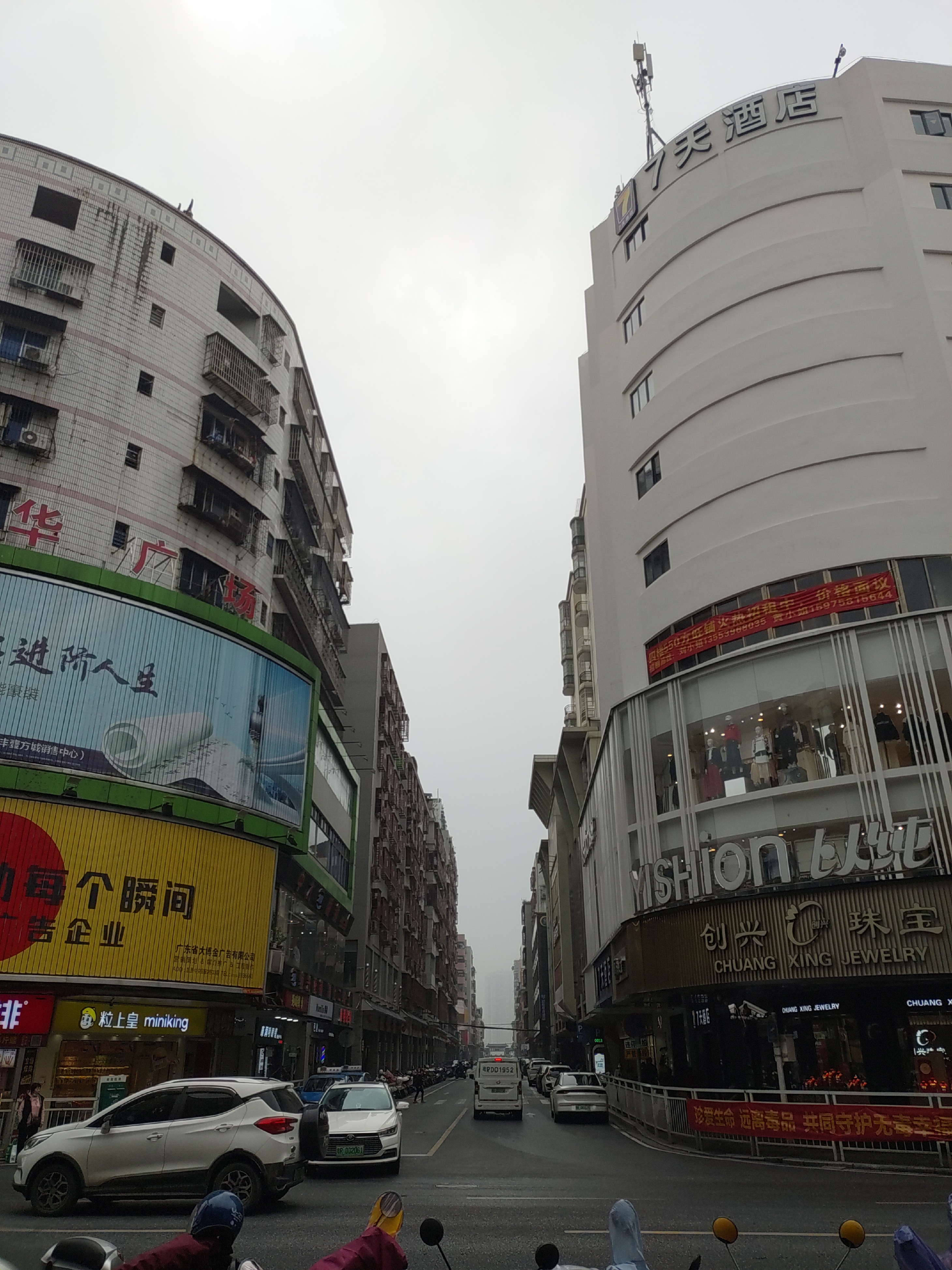 清远城市广场门口管理规范井井有条