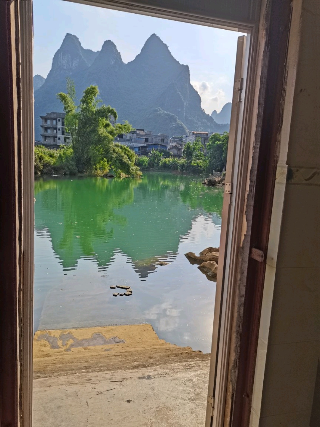 桃花水母天窗群景区