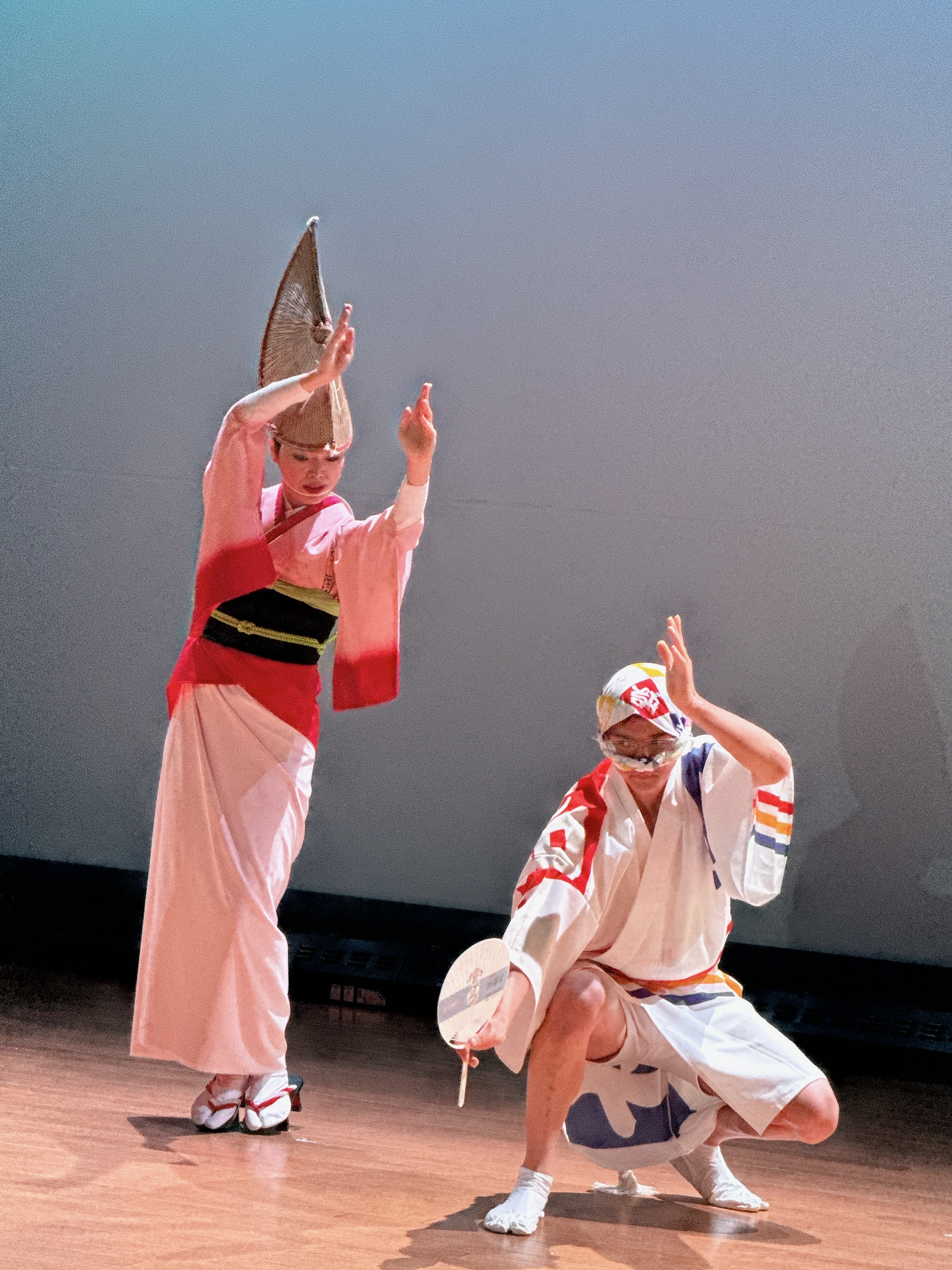 在德岛阿波舞会馆欣赏当地传统阿波舞技