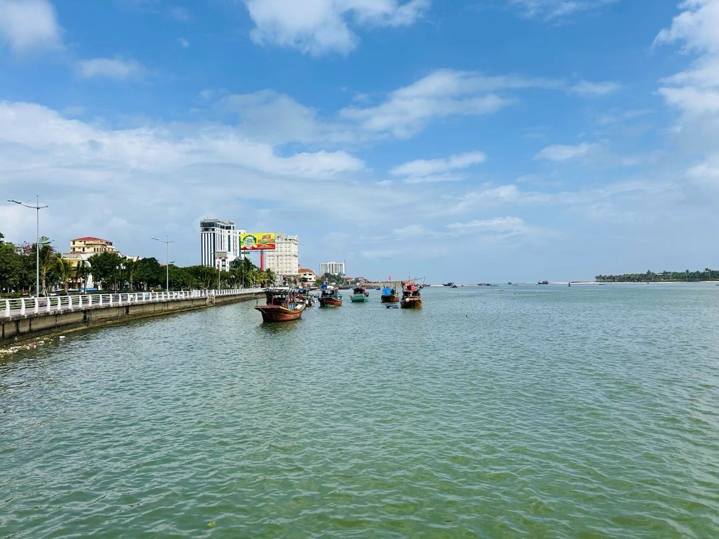 交趾山海   越南越美(越南20天全境自由行景点之一00)  洞海位于越南