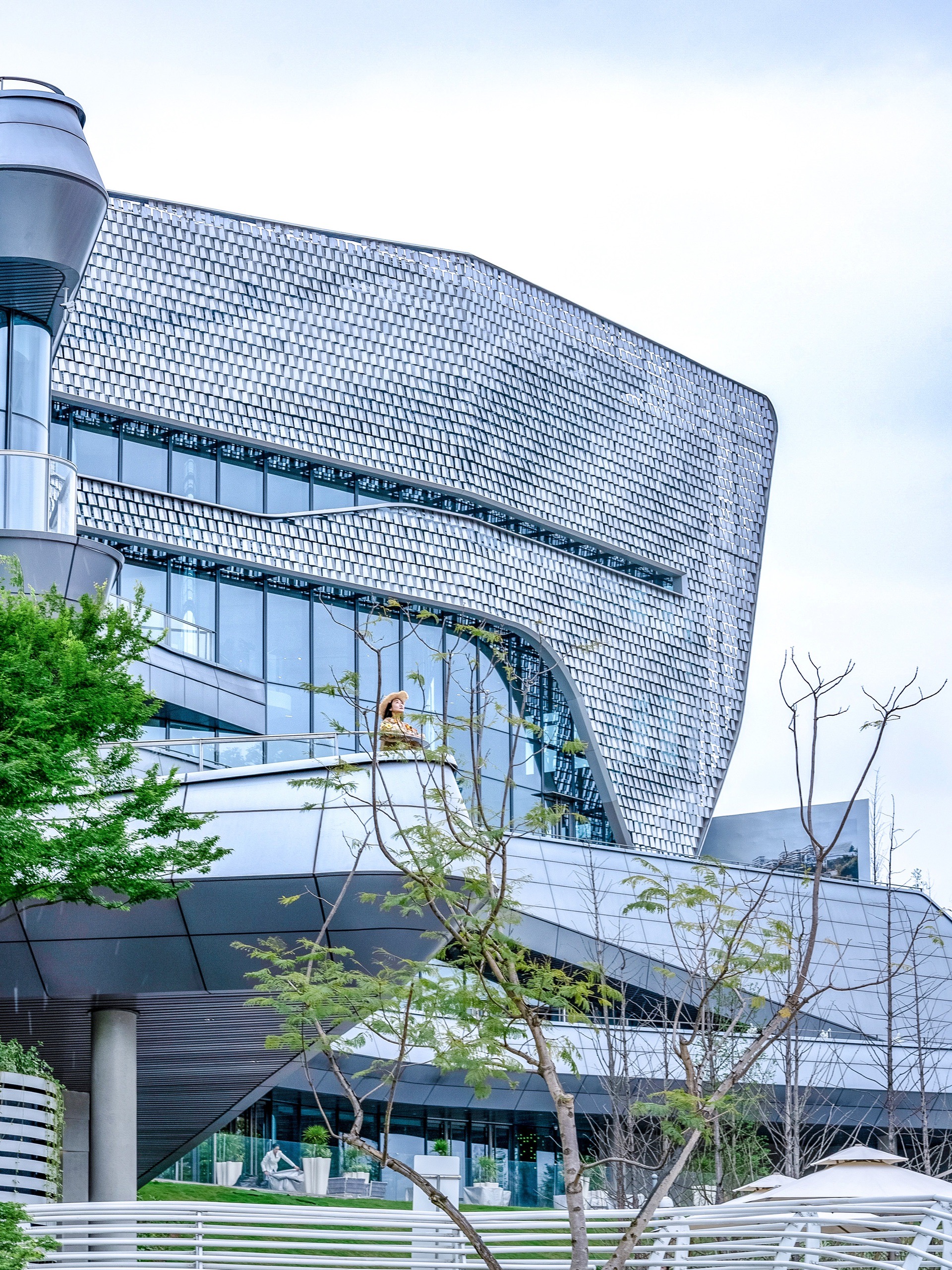 将山城地理结构与建筑景观深度融合 "山即是城,城即是山" 临崖观江的