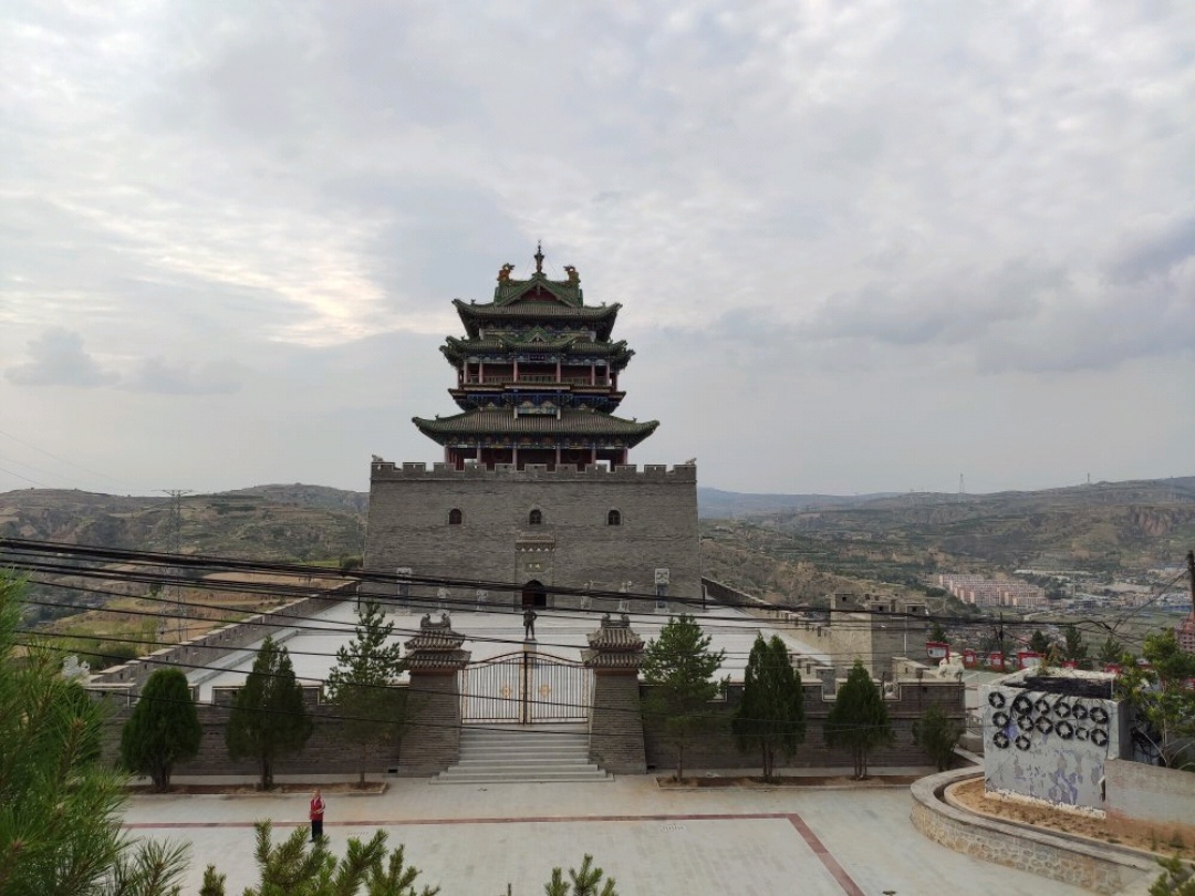 途经偏关县城西北的偏关护城楼