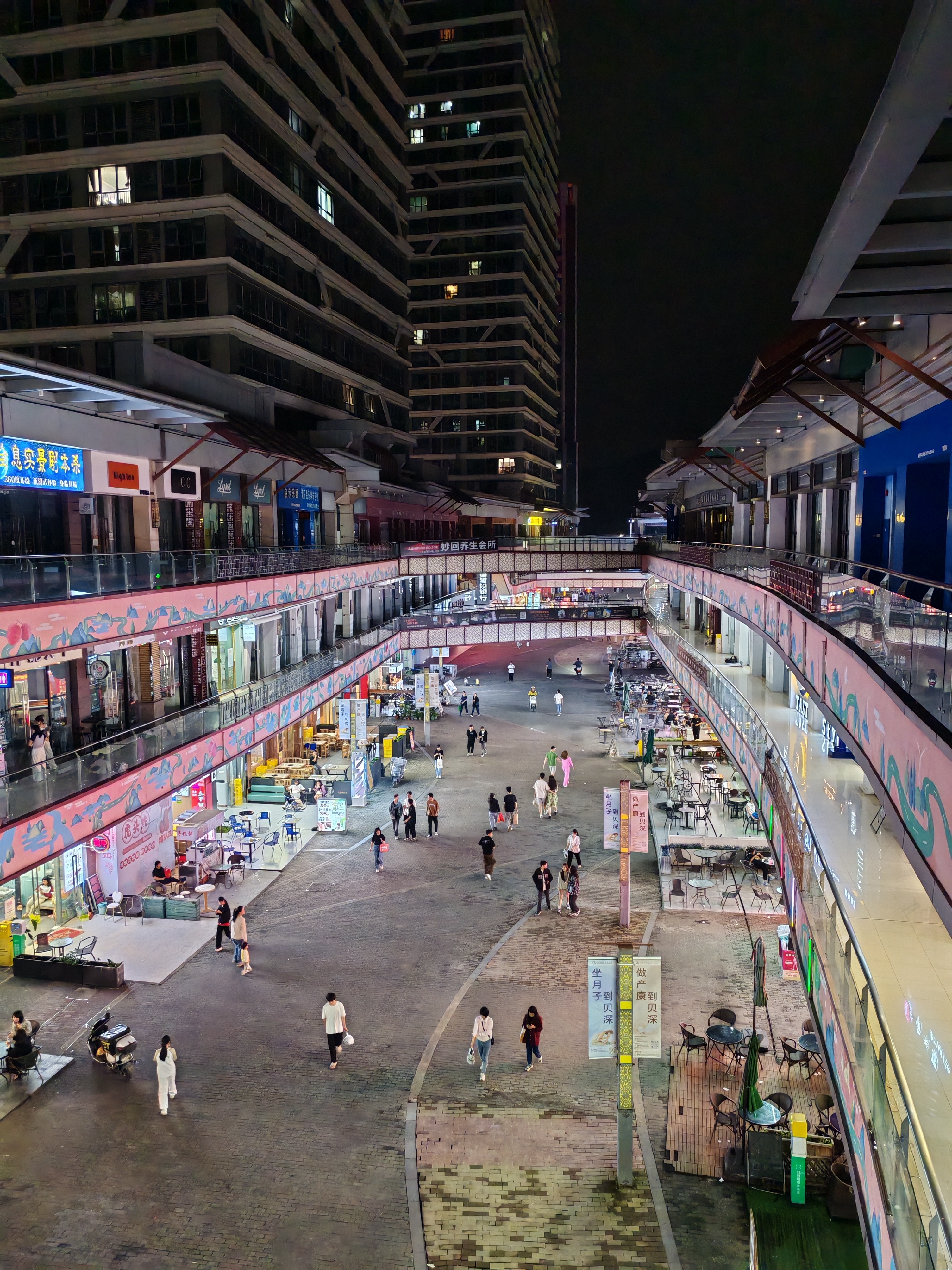 灯光闪烁步行时,夜色倾尽老增城