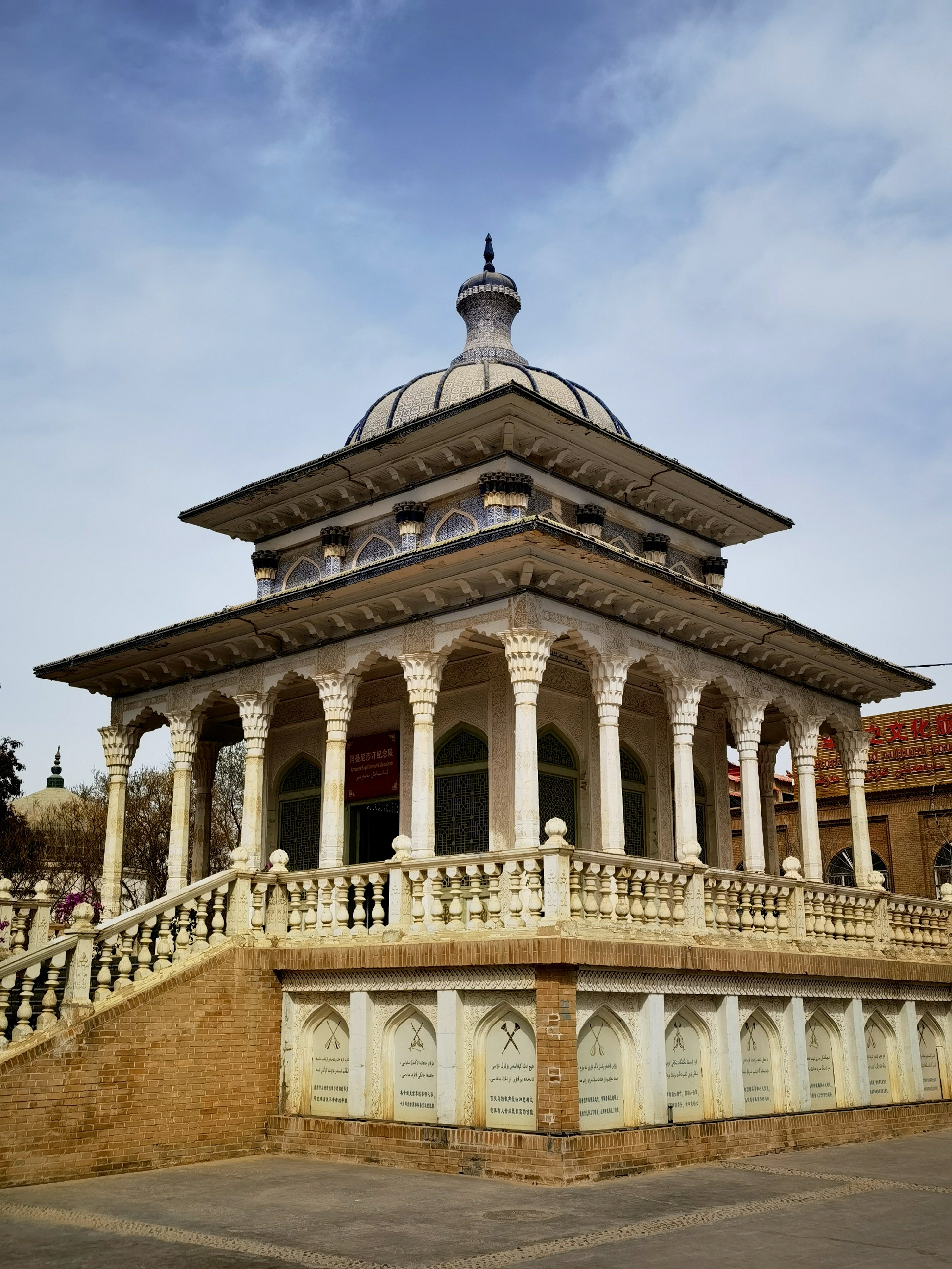 莎车瞻仰阿曼尼莎汗纪念陵