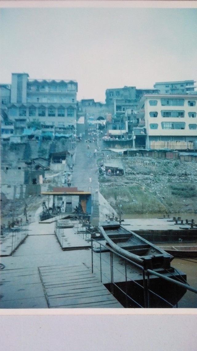 奉节码头看半圆城门,三峡蓄足水后这些现都已在水下,这张老照片你现在