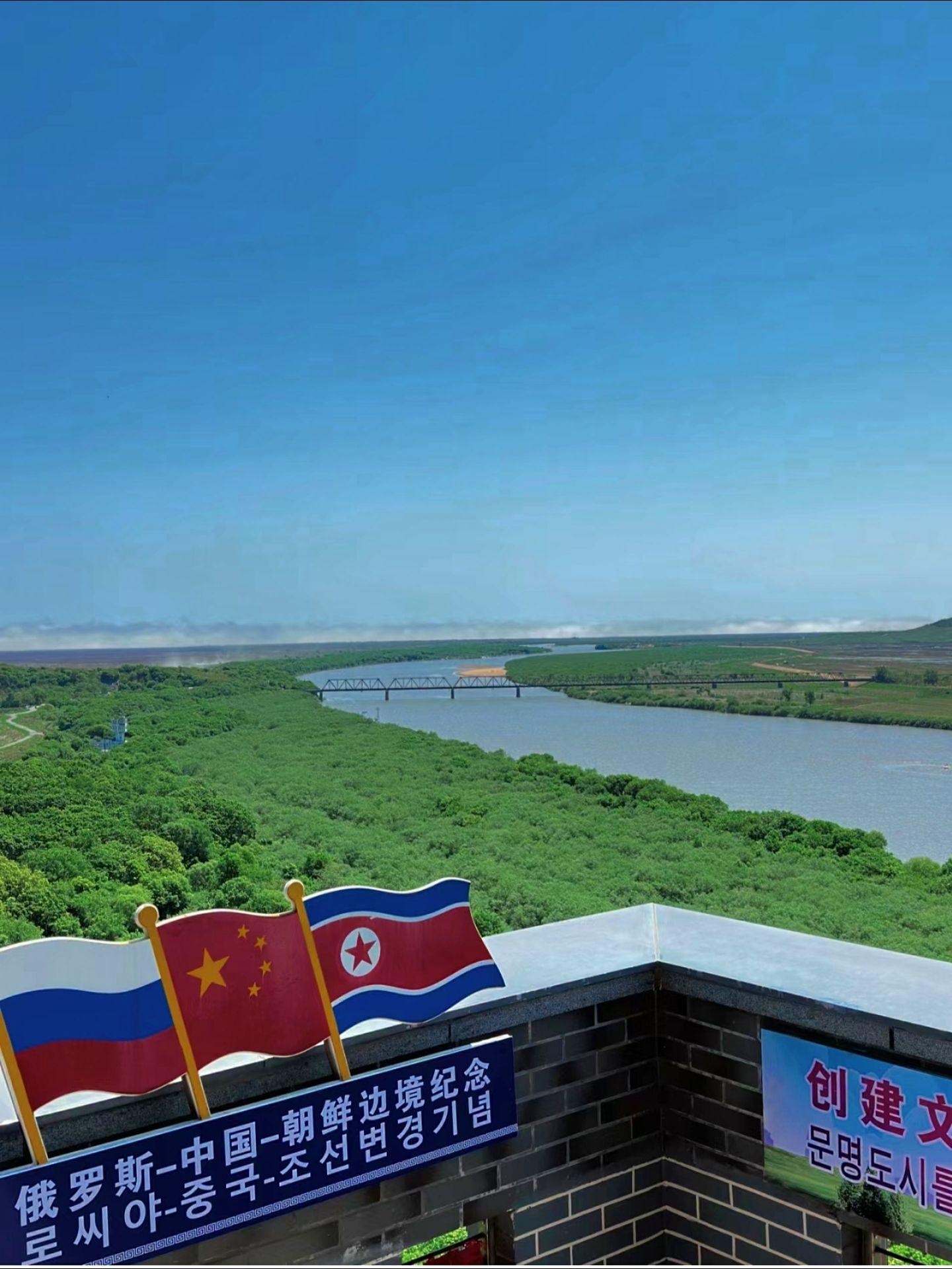 "一眼望三国"指的是国家级风景区——吉林防川,位于吉林省延边朝鲜族