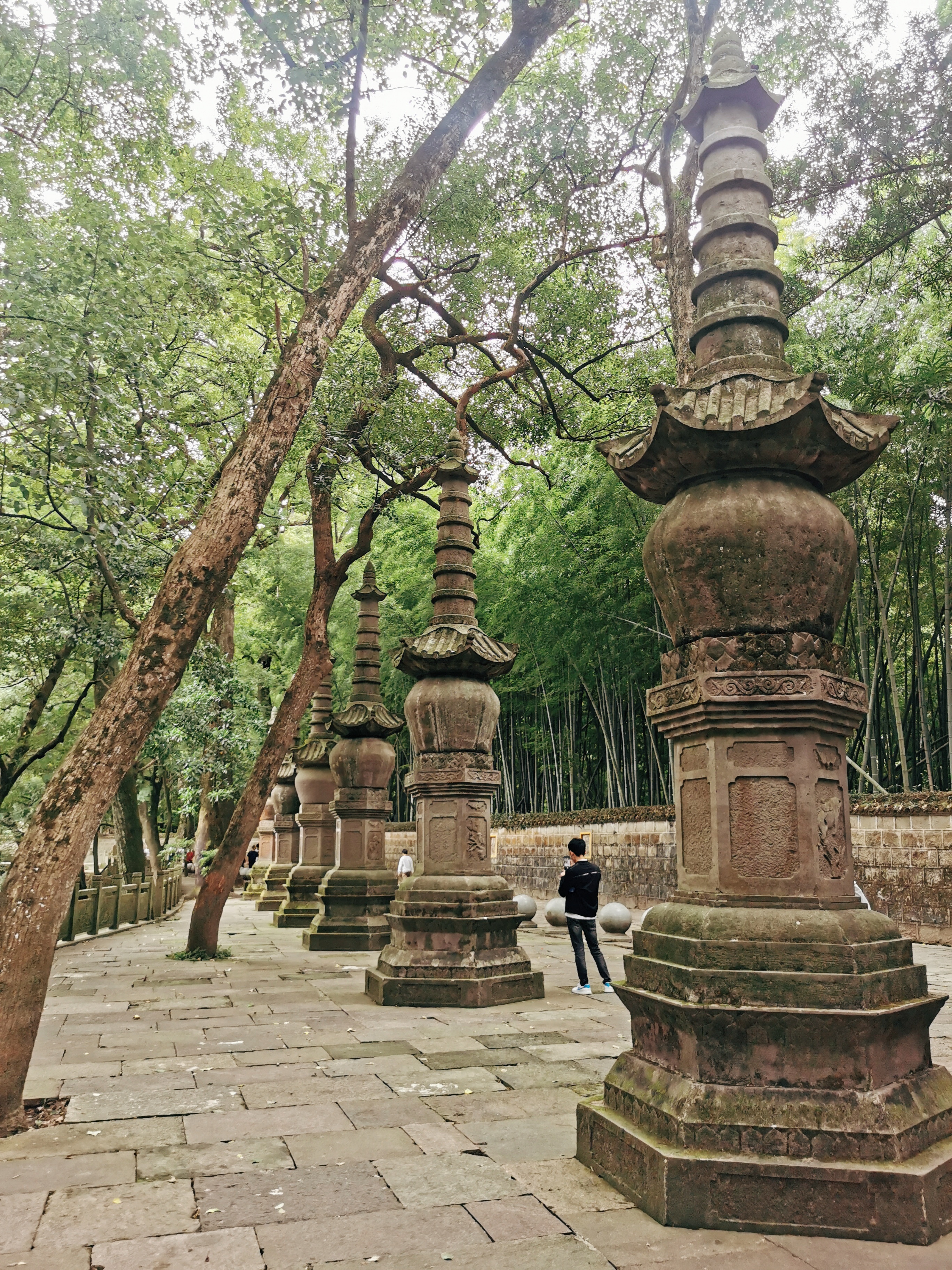 在阿育王寺吃过午饭 步行到宝幢地铁站旁边坐 微55路 到 天童寺 车站