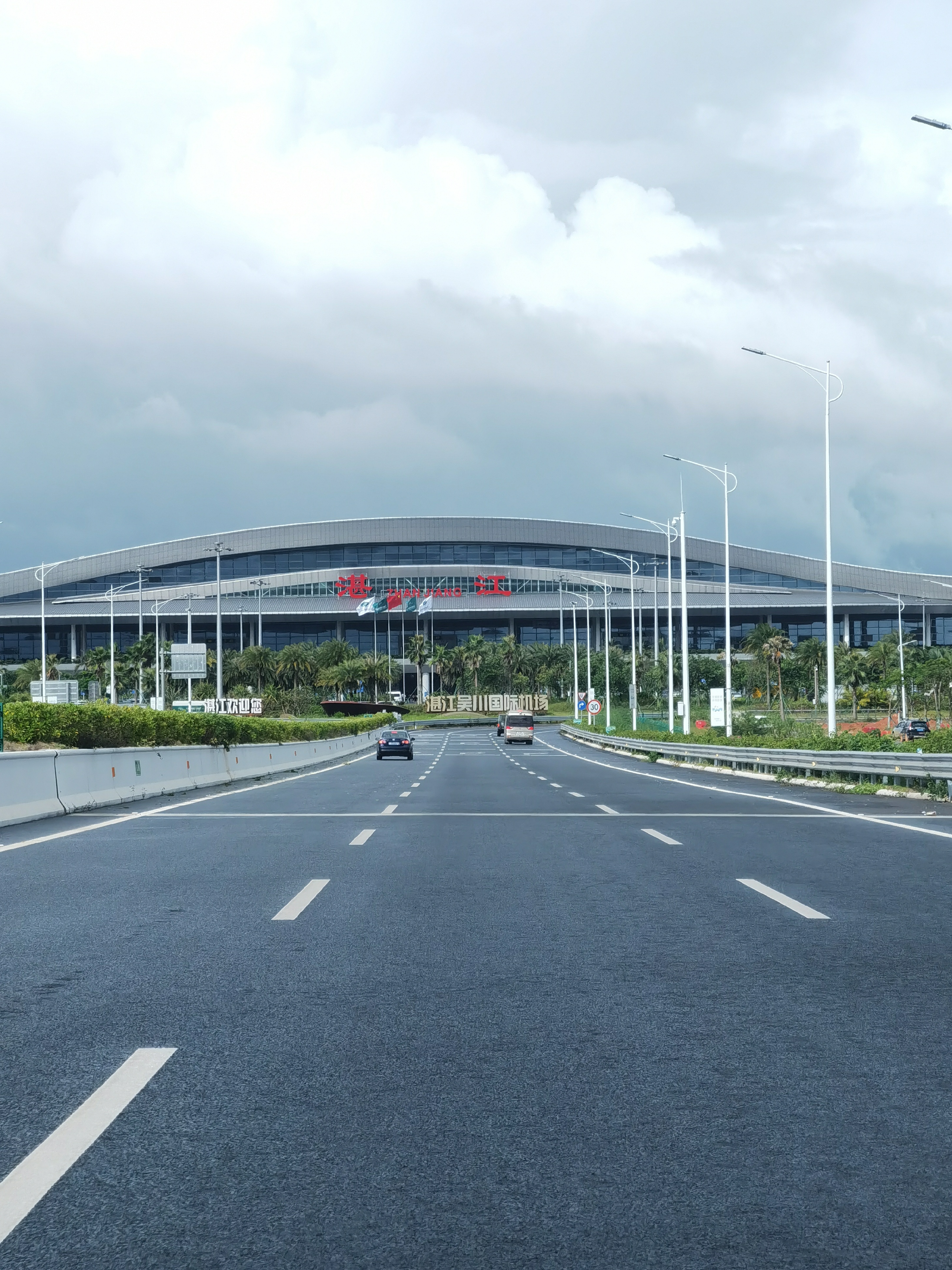 该机场位于吴川市塘缀镇,于2019年10月正式开工,2022年3月24日投入