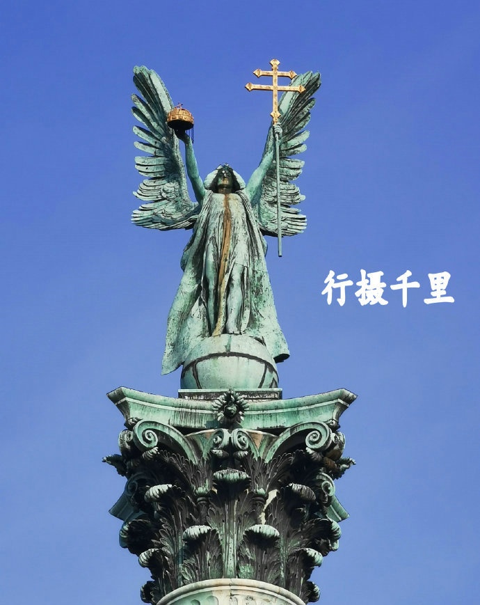 英雄广场上的千年纪念碑和廊柱