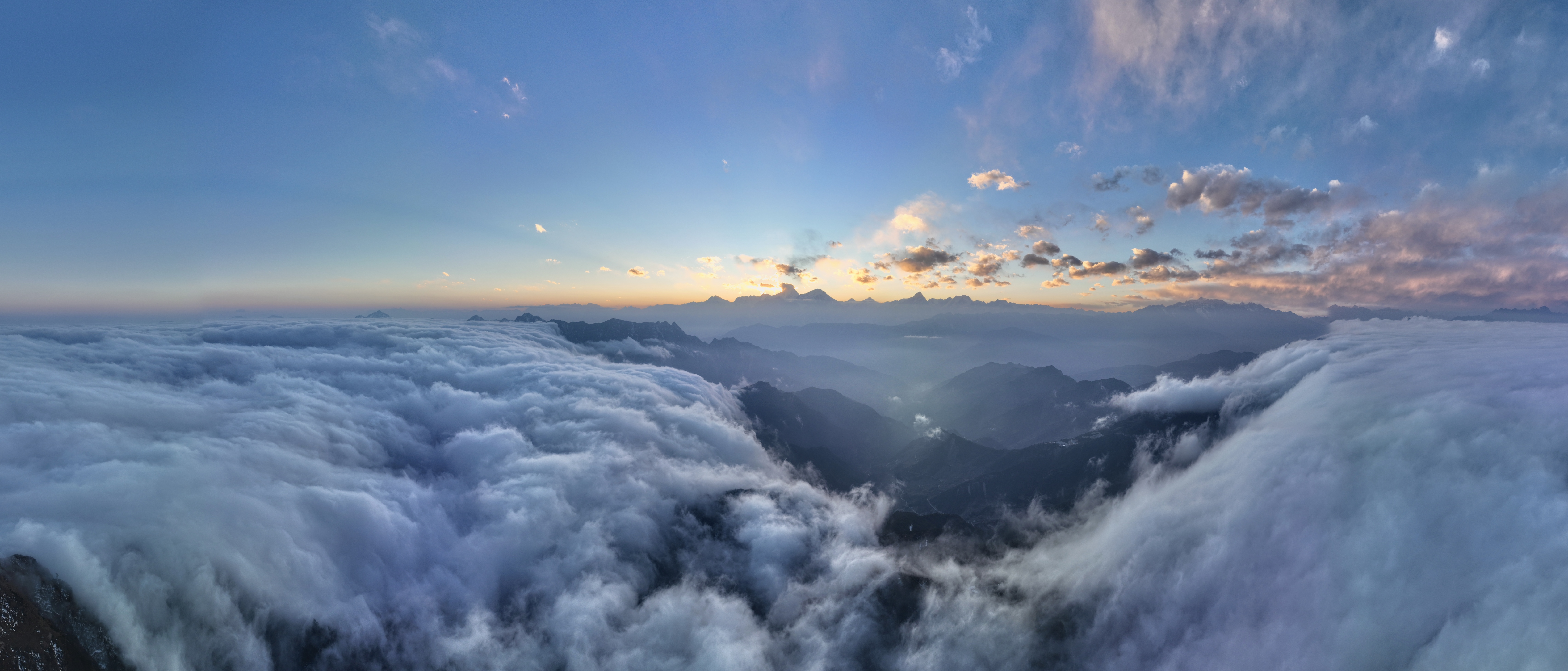 牛背山云海瀑布图片