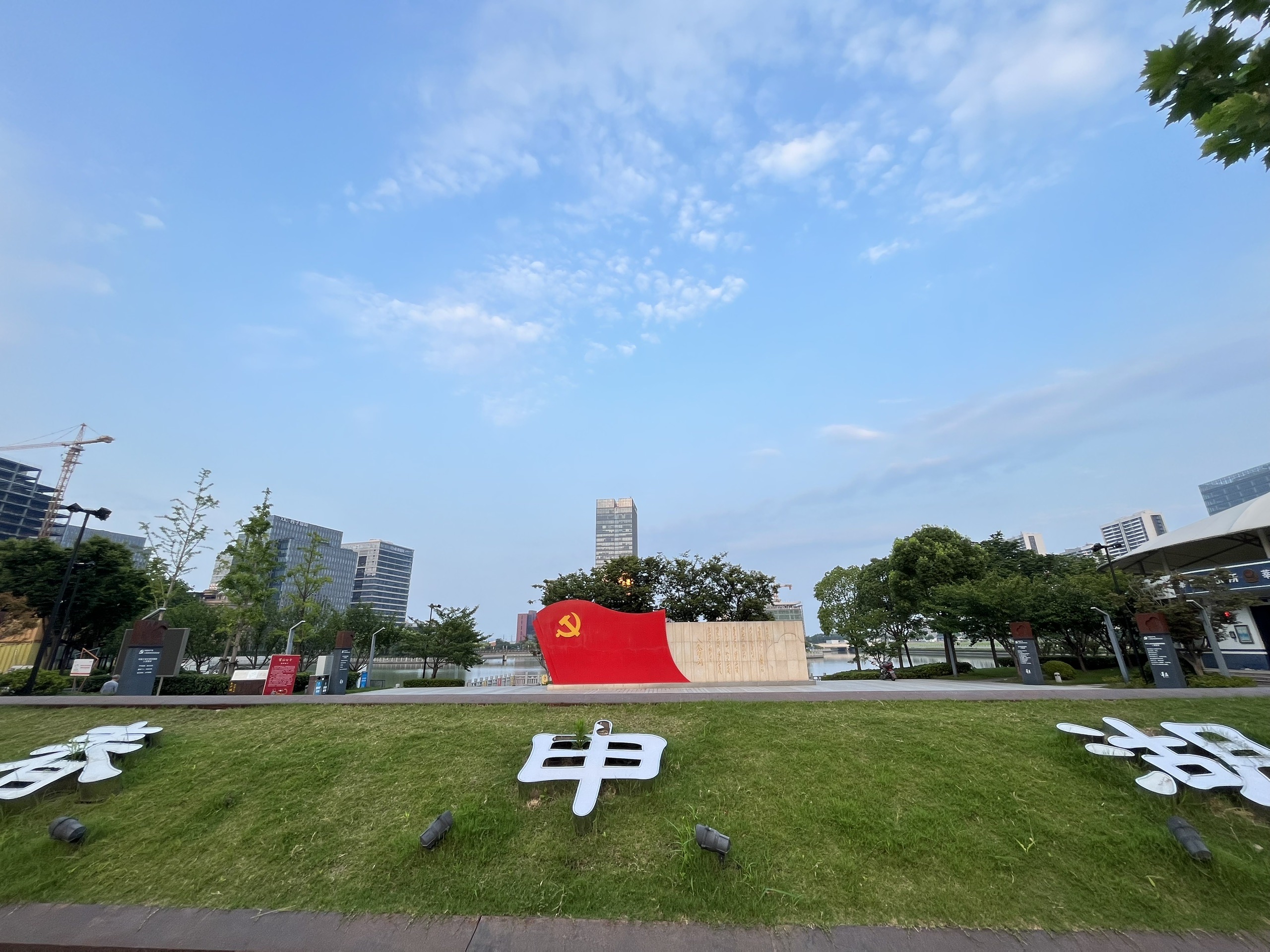 上海春申湖广场位于闵行区黎安路839号,距地铁12号线七莘路站约600