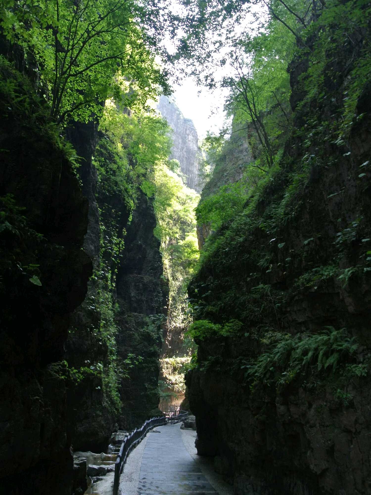 为此,北京,保定等地都重新开通了节假日到百里峡的旅游专