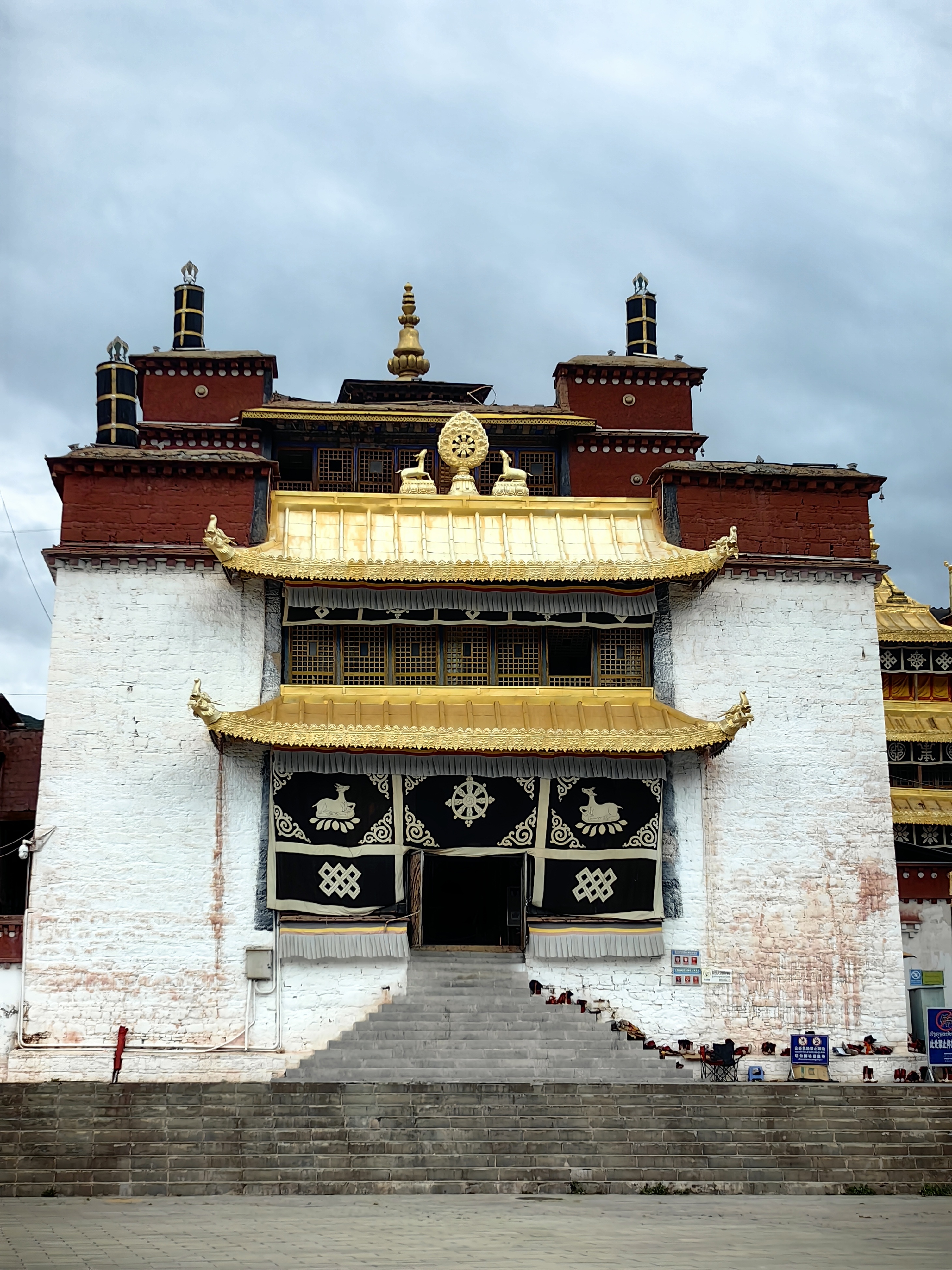 昌都强巴林寺