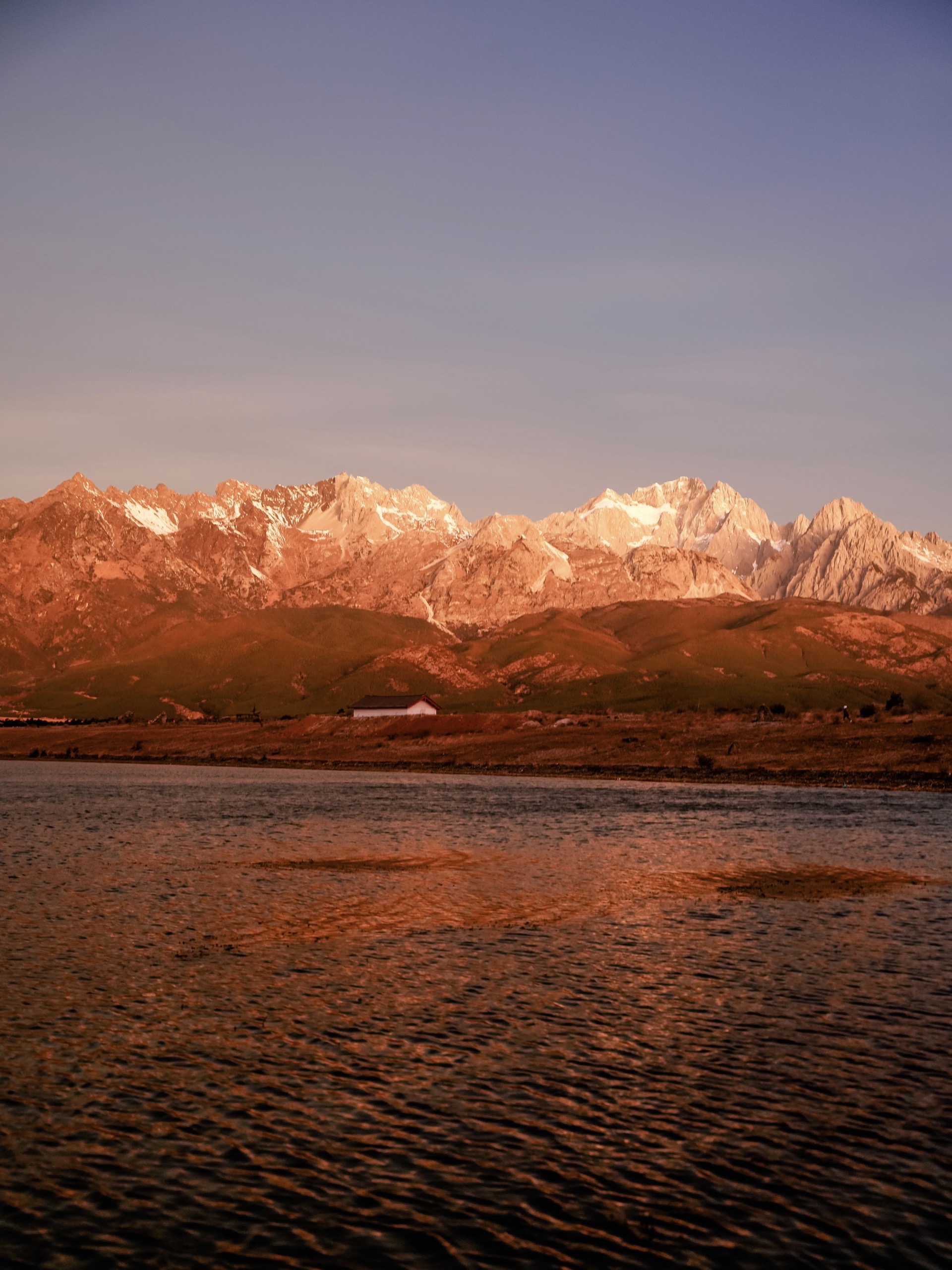 会幸运一整年,面对着洁白又神圣的雪山,当金山透过云层出现那一刻,真