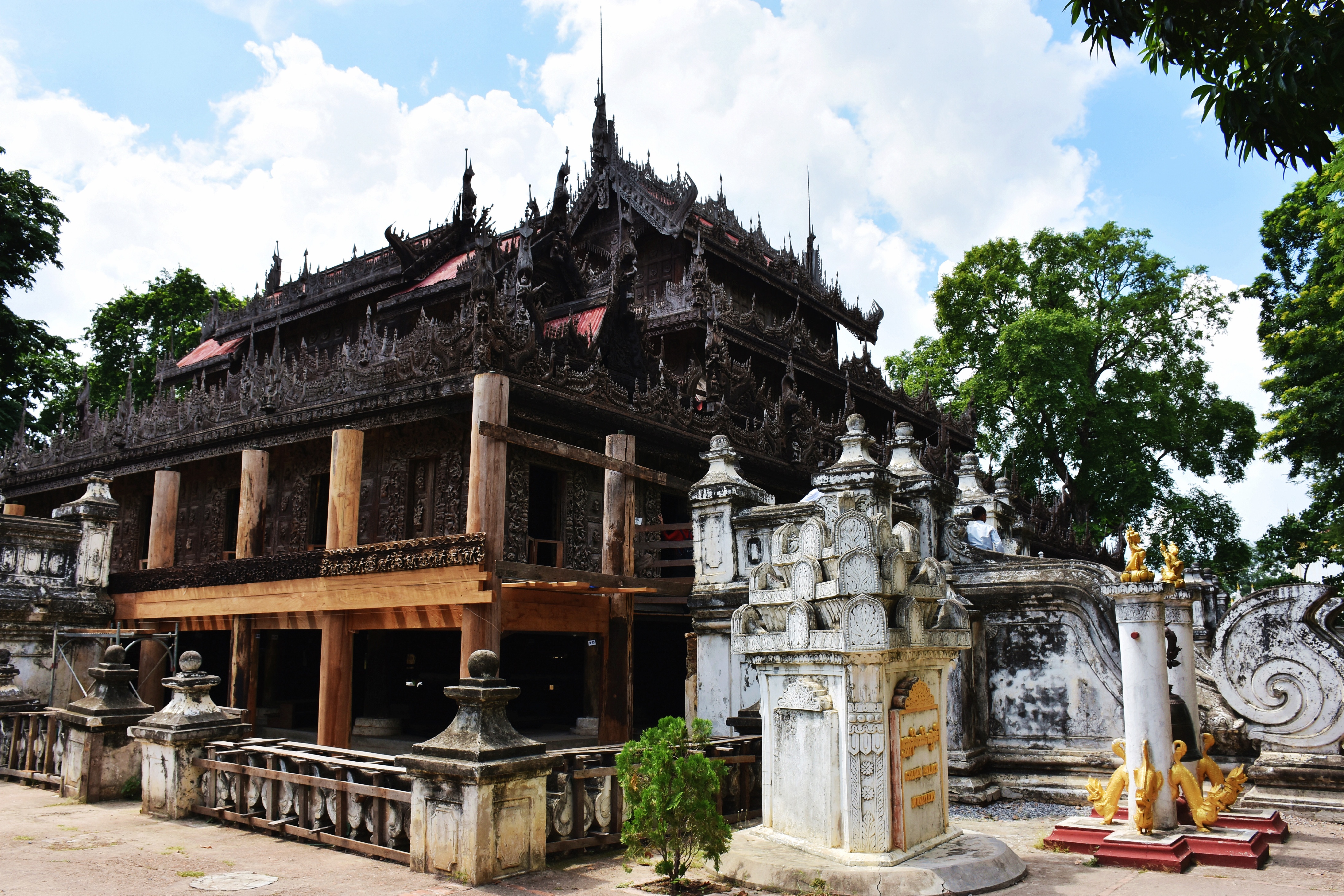 精致的纯柚木寺院～金色宫殿僧院