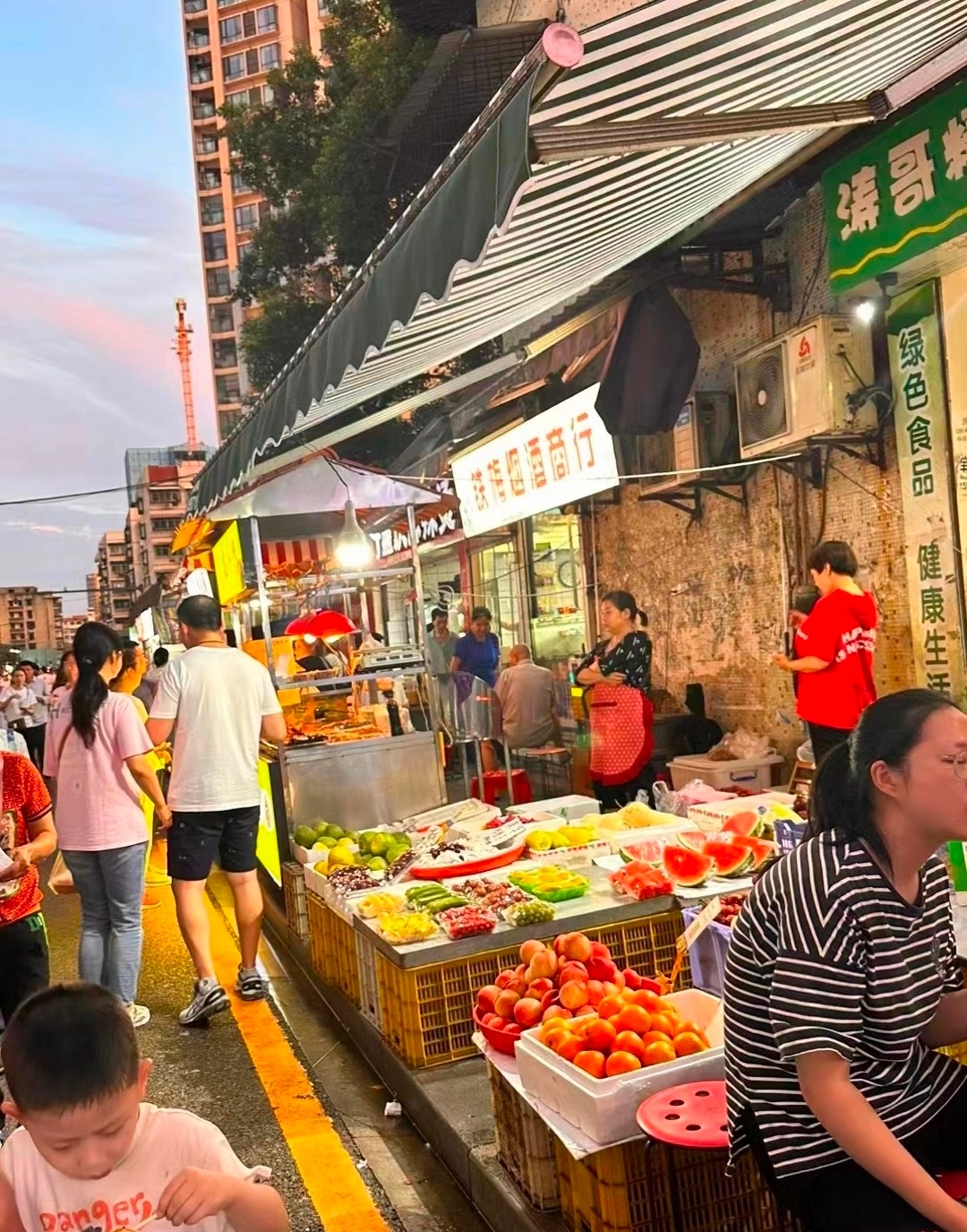 来到宜昌游览,就不得不打卡一下晚上热闹非凡的宜昌铁路坝小吃街09