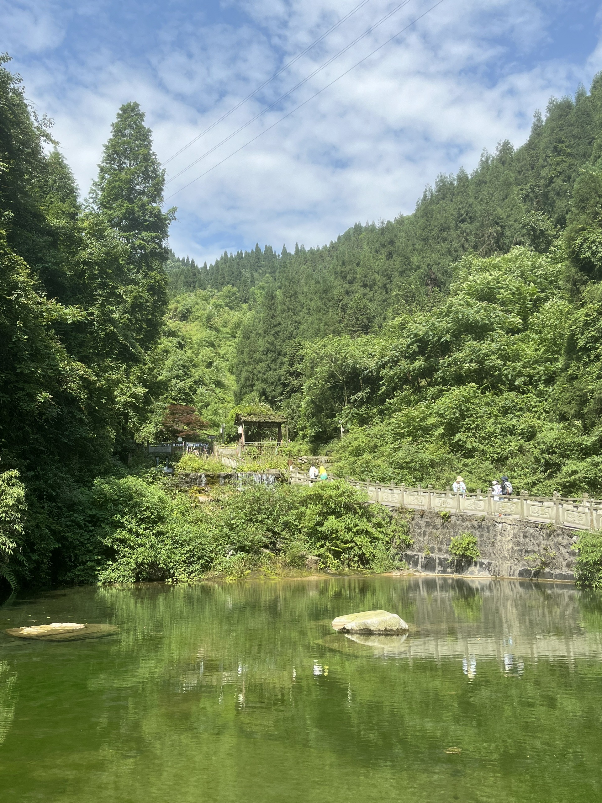 神瀑沟俗称麻柳坪,位于什邡市蓥华山风景区,距什邡市区40公里左右,海