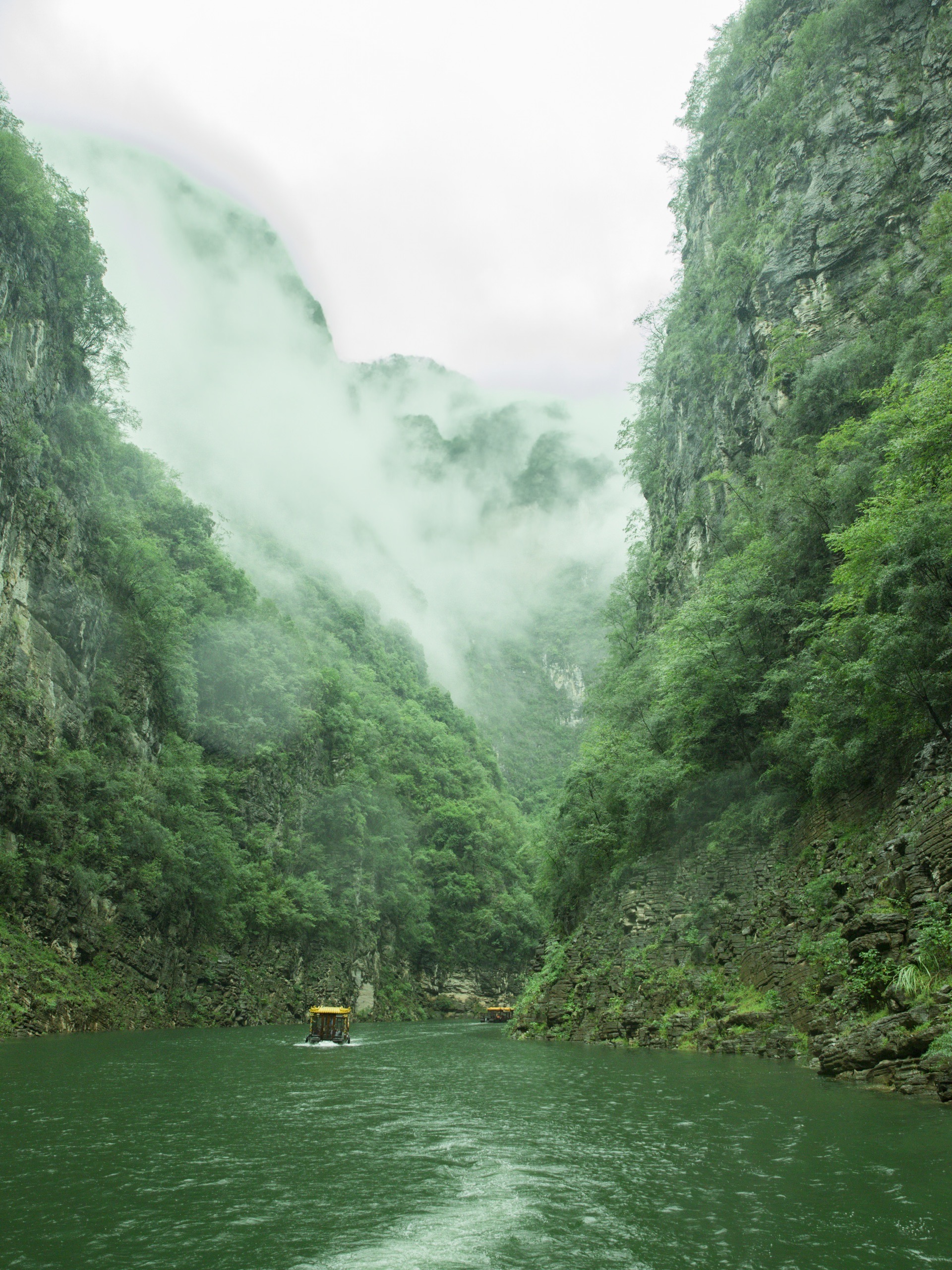 在三峡中行船的第三天,我到了巫山的神女溪,属于巫峡的一段,位于长江