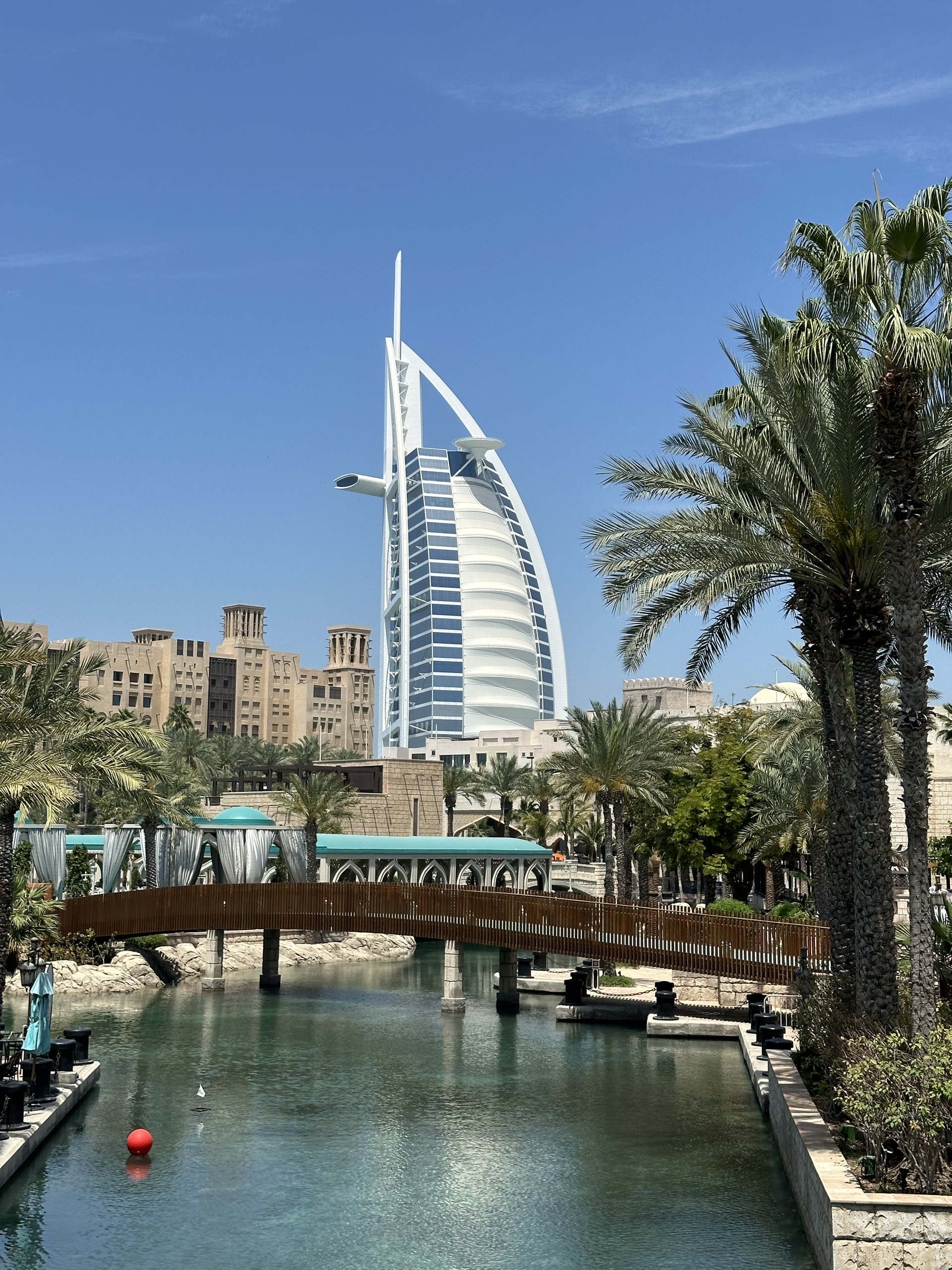 朱美拉古城在帆船酒店不远,位于卓美拉,是五星级酒店朱美拉古城米纳