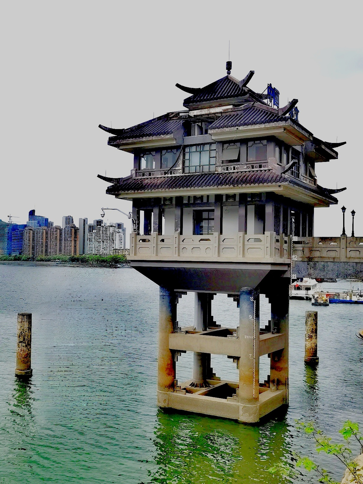 鹳山公园大门在杭州富阳区市内,是富春江畔一座风景秀丽的小山,因山矶