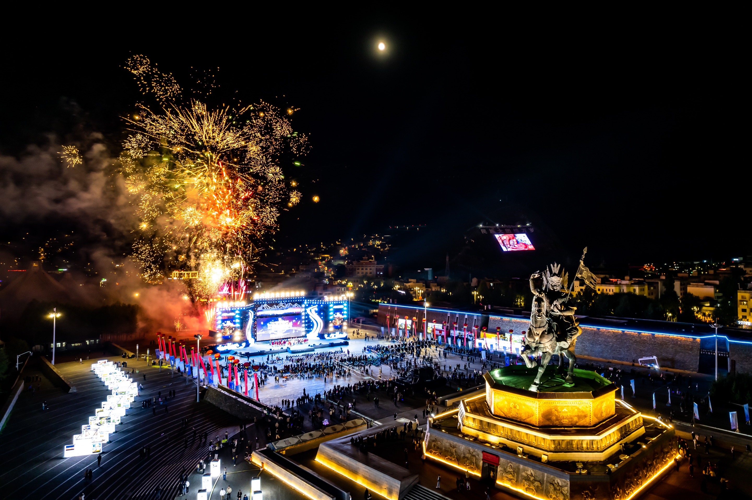 格萨尔王广场下的星空音乐会!