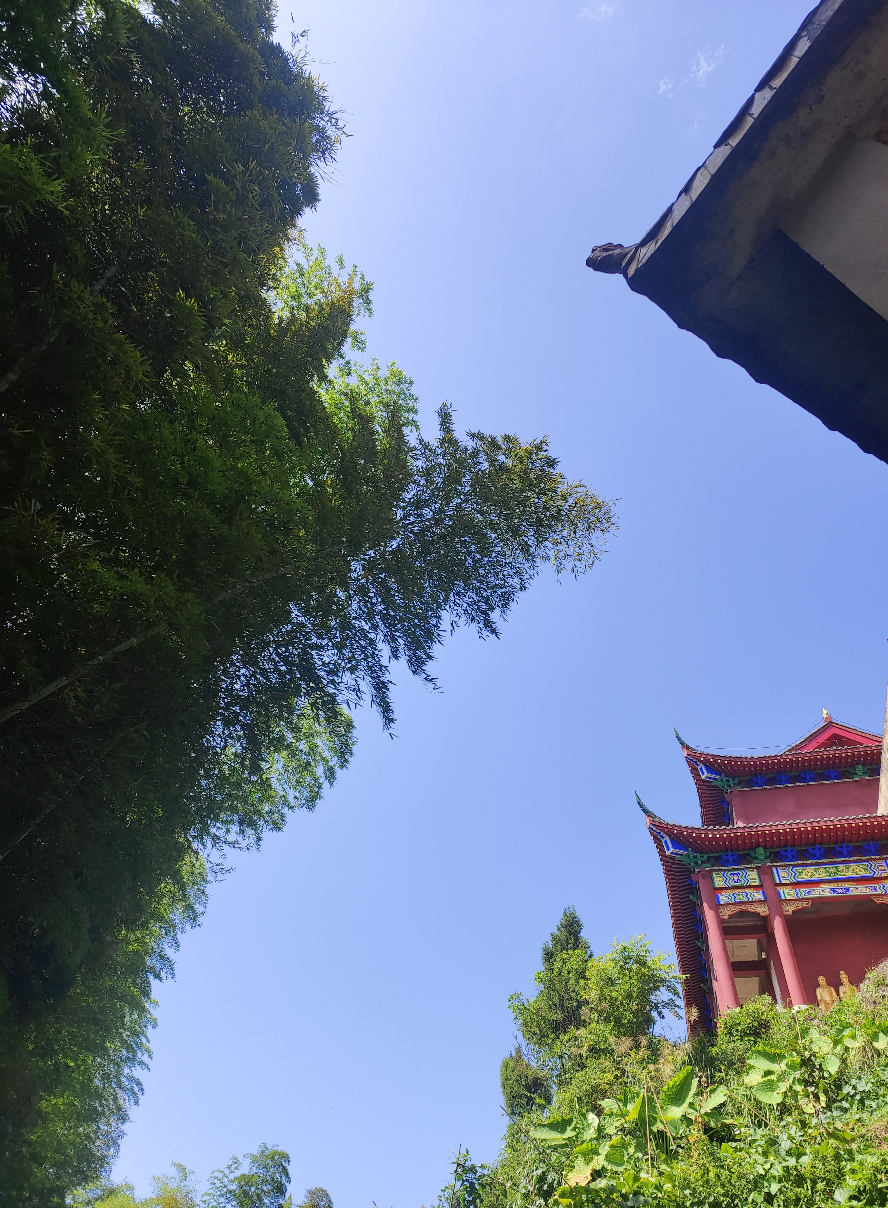 古时璧山八景的"燃灯佛光"即在此处.               虽号称千年古寺
