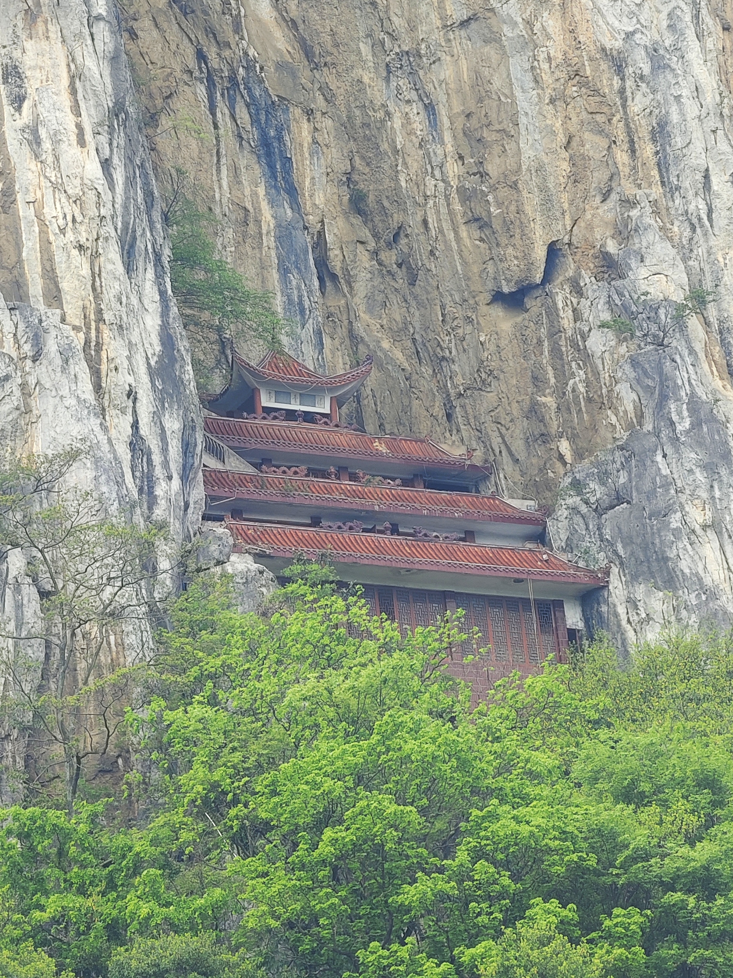 贵州紫云县一紫云硐 紫云硐普化禅寺恢宏壮观,大雄宝殿后面,从山脚到